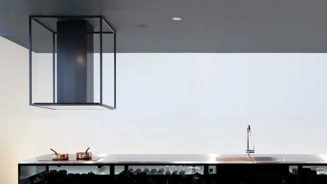 シームレスなフレームデザインのレンジフード