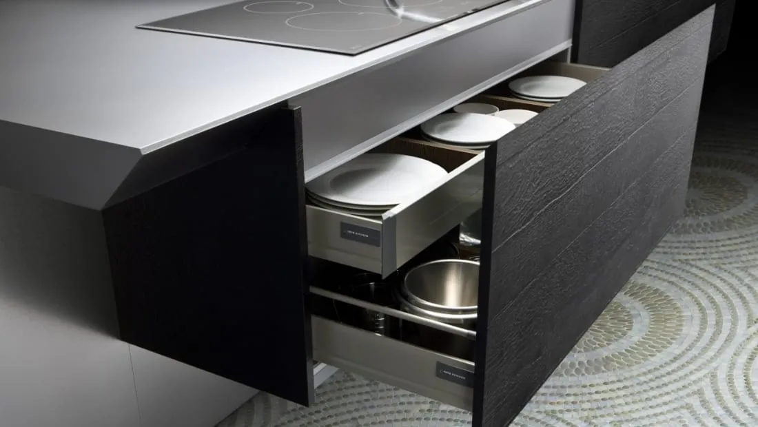 恒久的な素材でデザイン豊富なドアパネル