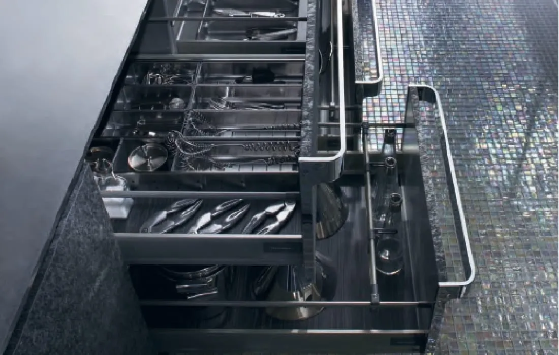 引き出しの中は大容量の収納場所。そのヒミツは奥行き65cmの引き出しに。