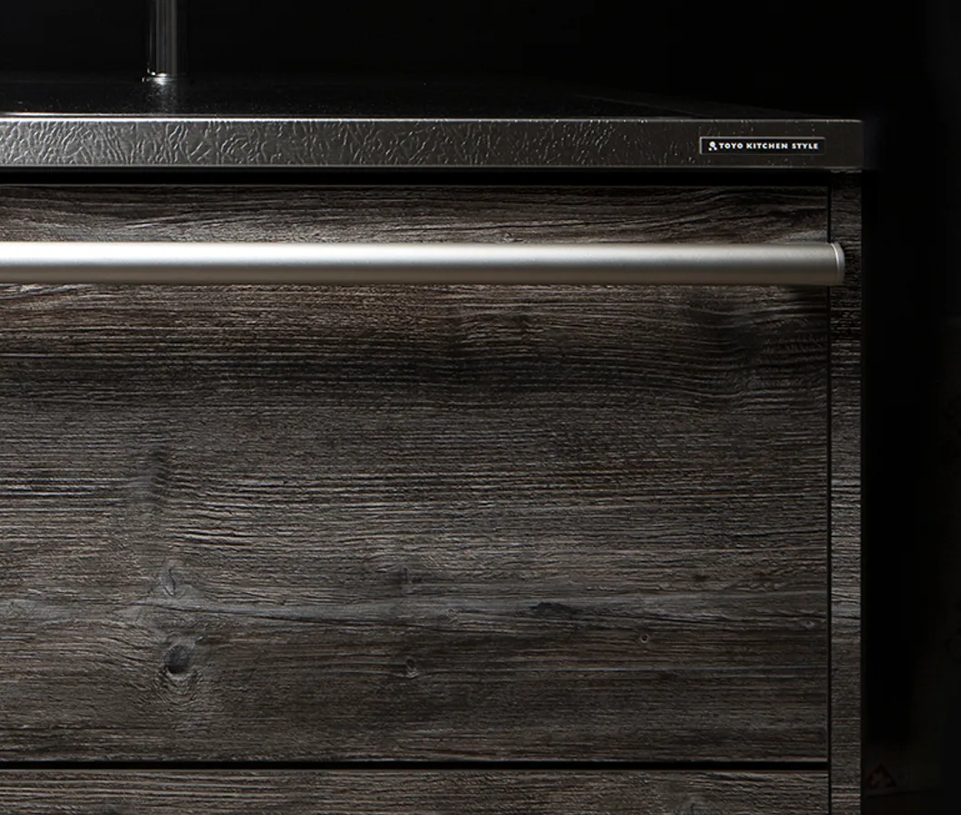 熱硬化樹脂のメラミンを表面に使用しているため、熱や水、汚れや衝撃に強い、キッチン扉として優れた耐久性を併せ持ちます。