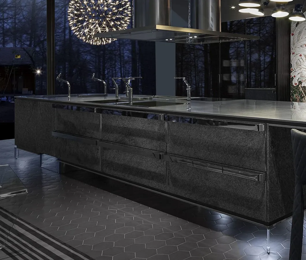 特殊な技術で本物の天然石を扉のデザインに取り入れました。本物の石の質感がキッチンに高級感・重厚感をもたらします。模様や色は同じものが２つと無い天然素材ならではの、自然がもたらす表情を楽しめます。