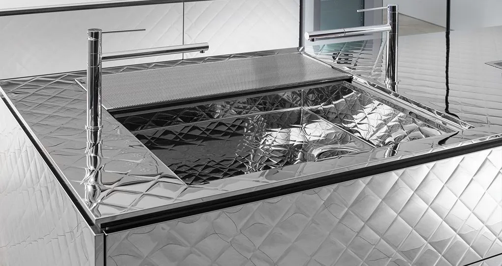 どこから見ても美しいステンレスの塊感