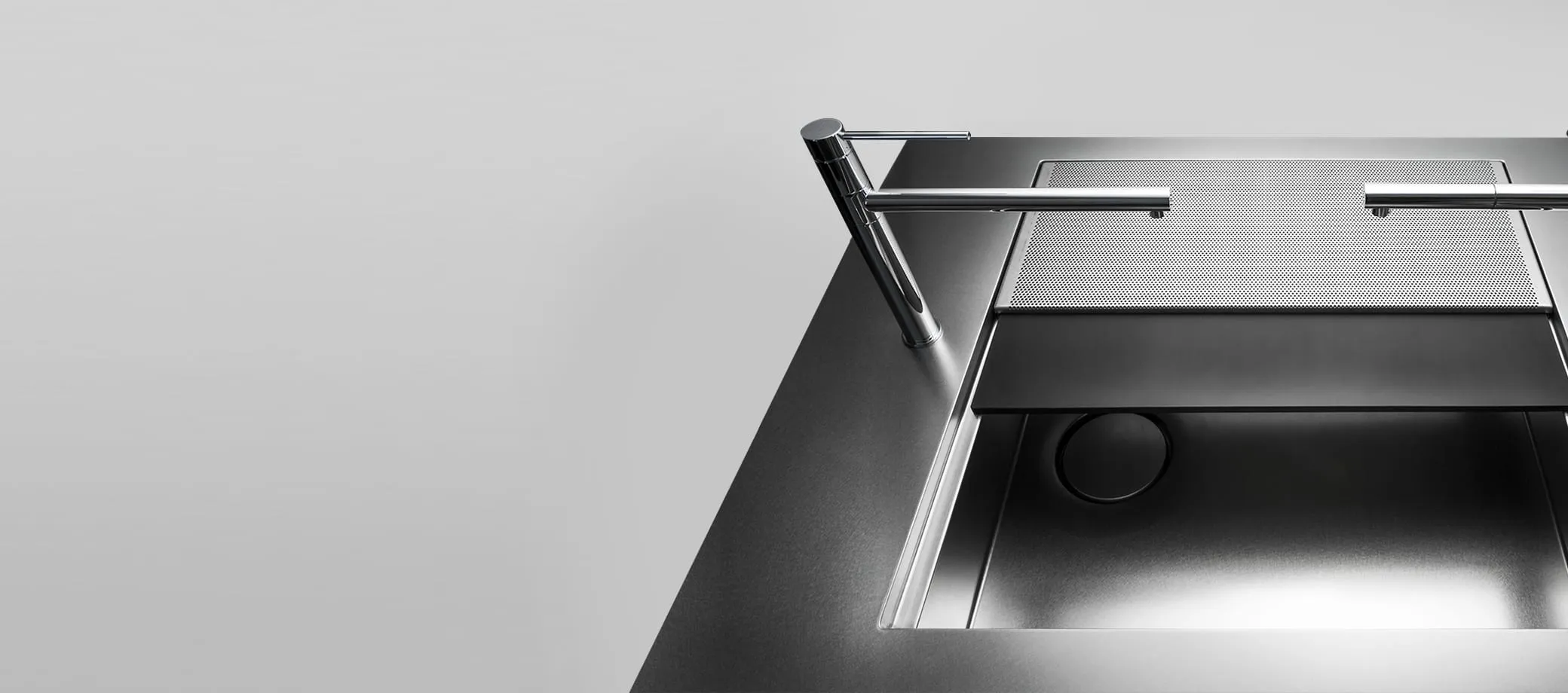 匠の技による高度なチタン研磨仕上げな素材。