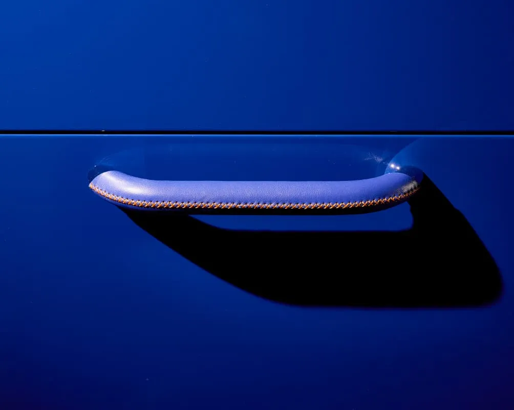 Details The more you use it, the more it fits in your hand, the warmer the leather becomes.