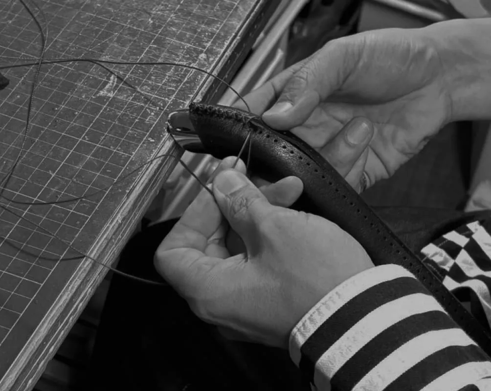 Details The more you use it, the more it fits in your hand, the warmer the leather becomes.