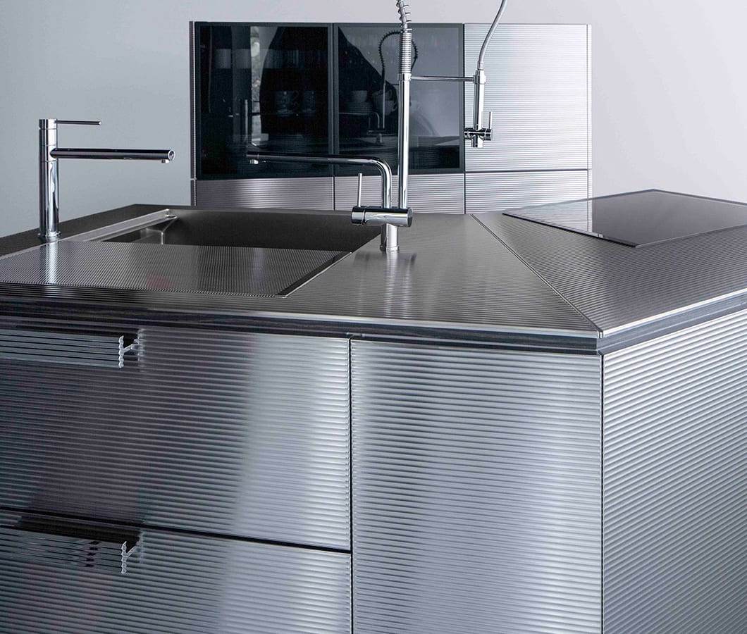Worktops and doors linked by stainless steel
