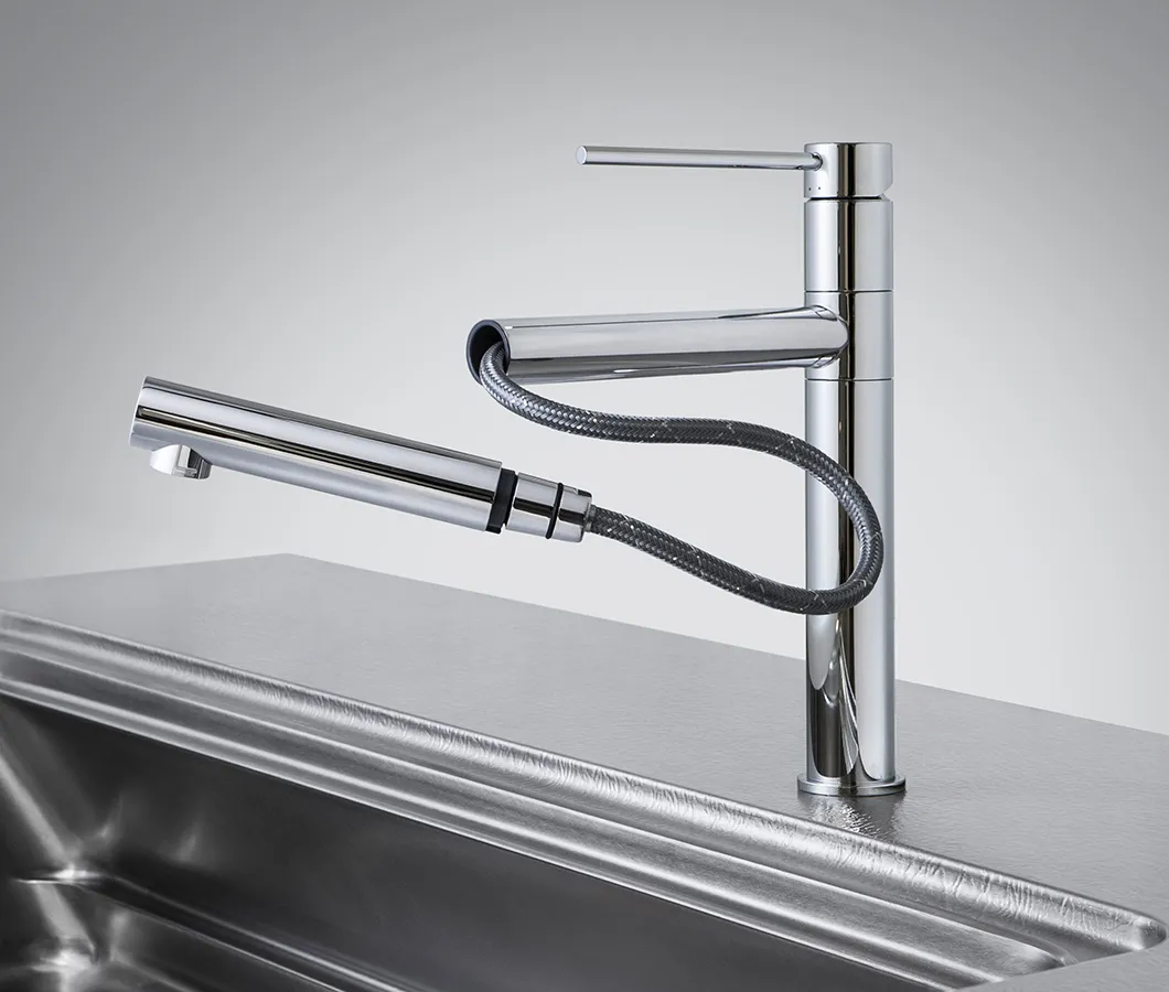 広いシンク全体を<br class='u-only-sp'>カバーできる水栓