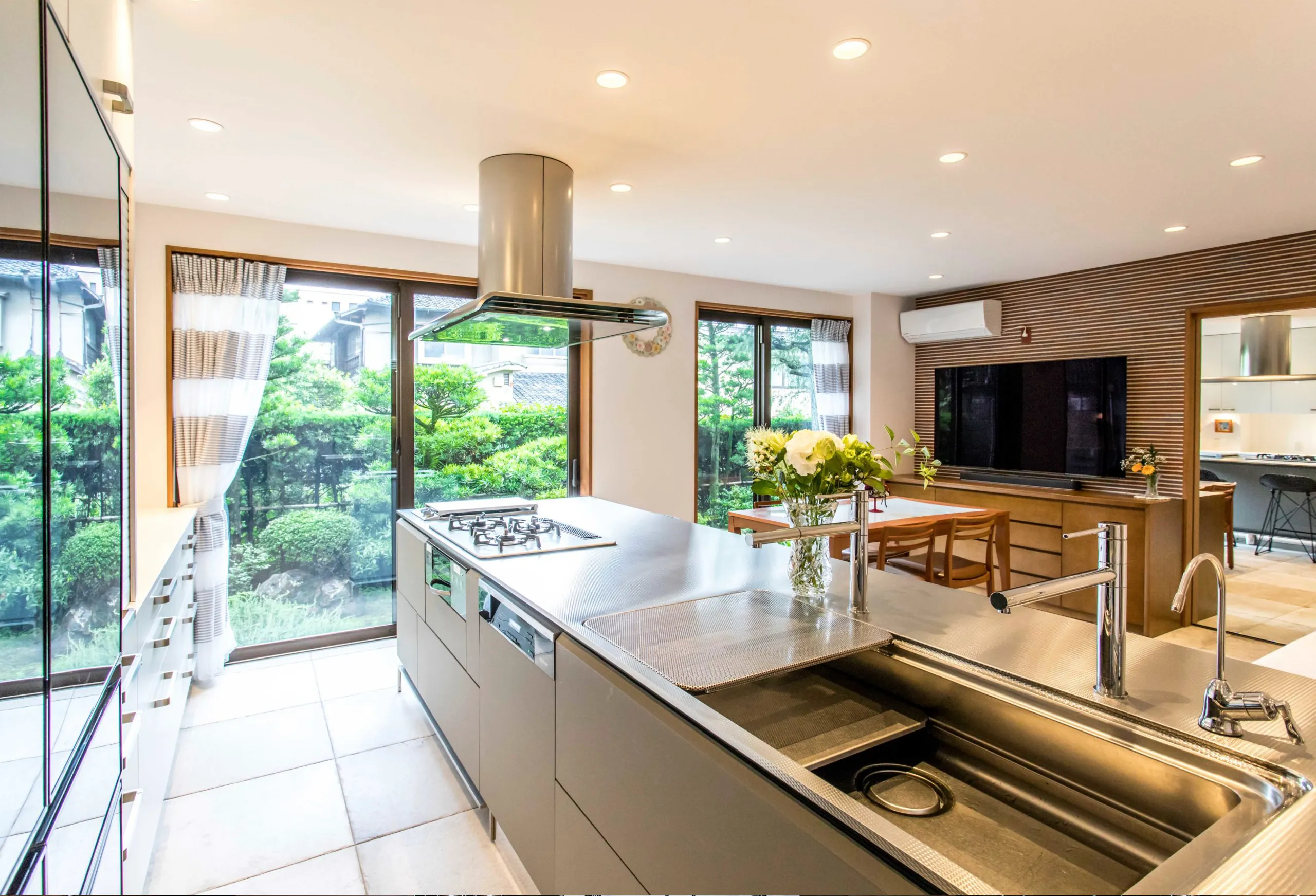トーヨーキッチンスタイルのステンレス製アイランドキッチン実例｜熊本県中庭のある平家