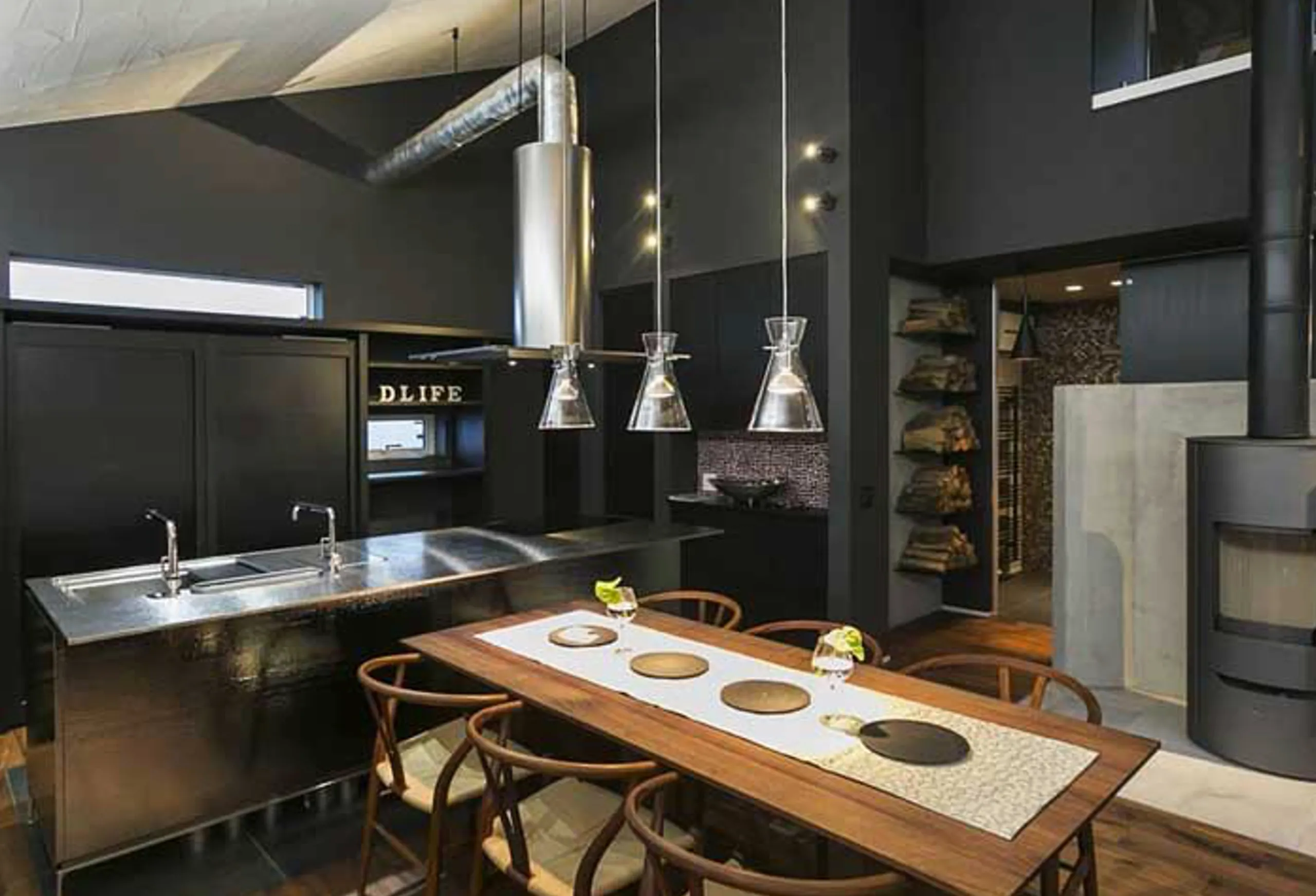 トーヨーキッチンスタイルのステンレス製アイランドキッチン実例｜熊本県中庭のある平家