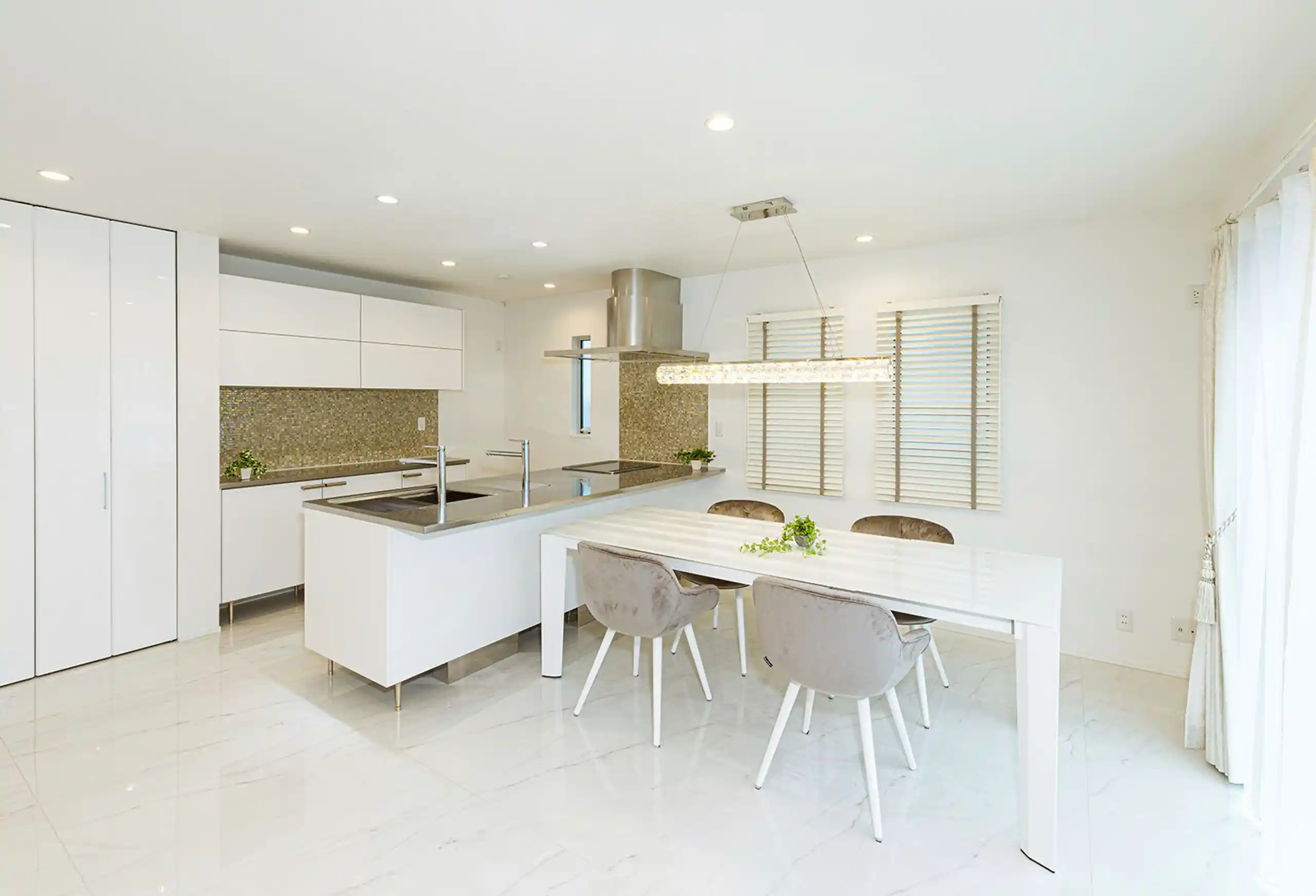 トーヨーキッチンスタイルのステンレス製アイランドキッチン実例｜岩手県D様邸