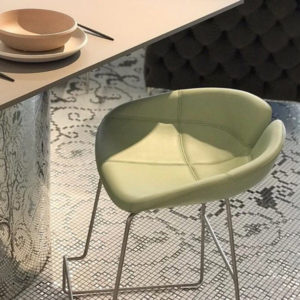 イタリア＜モローゾ | MOROSO＞取り扱い開始！ レザーの概念を覆すポップで鮮やかなスツールを福岡で展示開始。