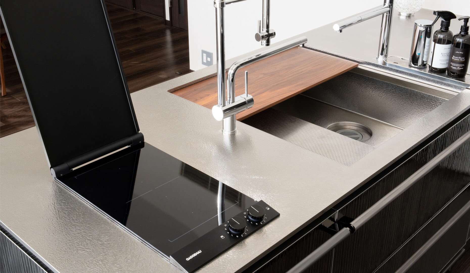 <h4>メリット①広々とした調理エリア</h4>