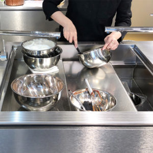 広い作業台が欠かせないお菓子作り。パラレロ本領発揮です！