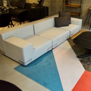 ペットや小さなお子様がいるご家庭におすすめのソファ「Kartell プラスティックス」