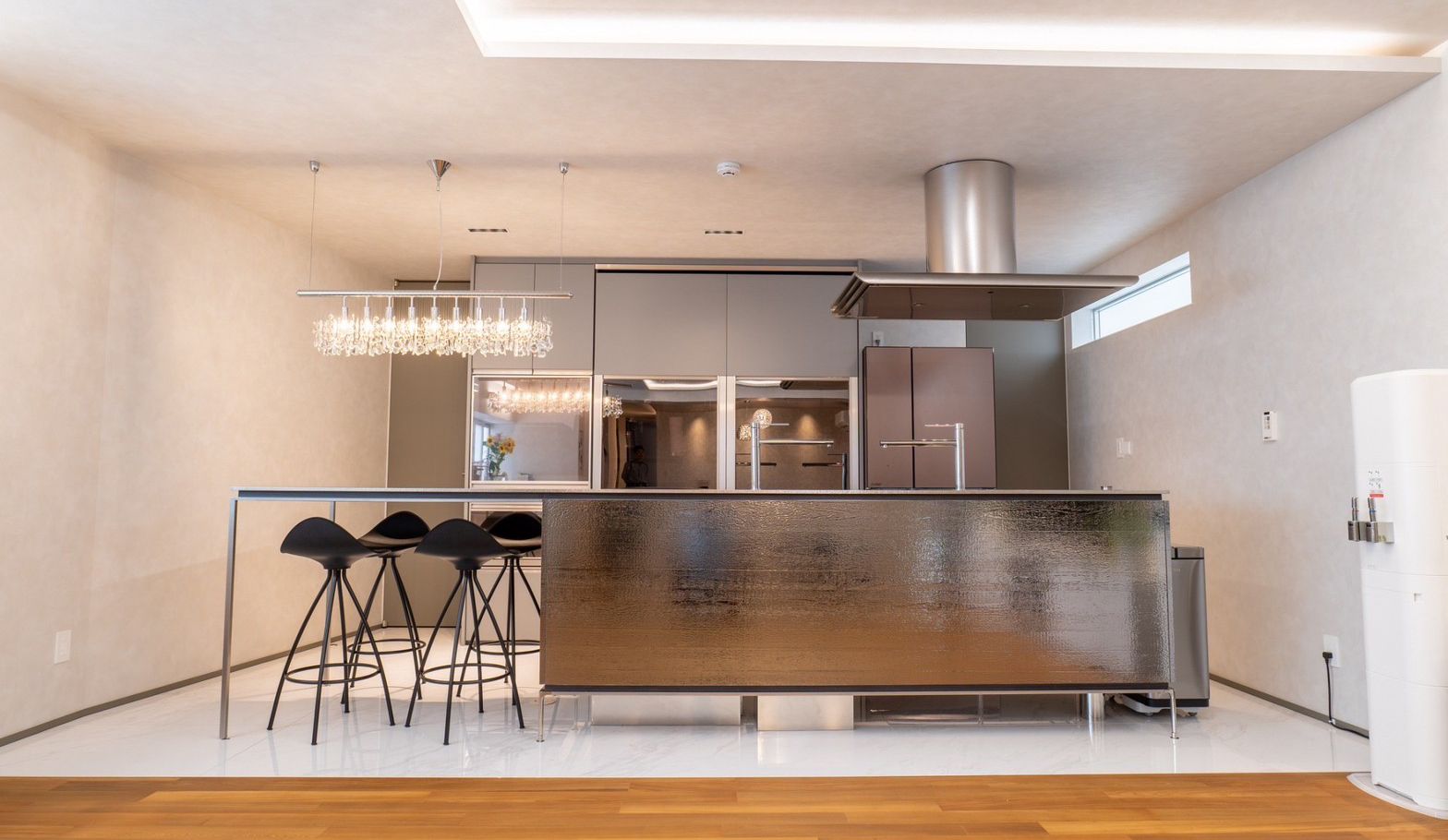 キッチンの側面にカウンターキッチンを設けた施工事例