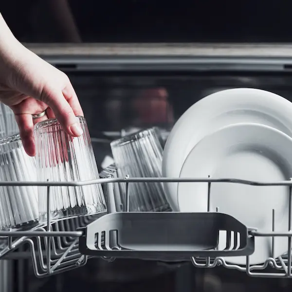 システムキッチンに食器洗い機は必要？メリット・デメリット、選ぶ際のポイントを紹介