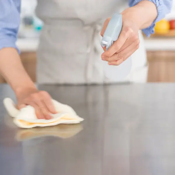 ステンレスキッチンの汚れごとの掃除方法｜注意点やきれいに保つコツを紹介