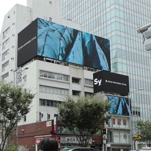 表参道交差点３箇所の屋外大型ビジョンにて「Sy｜サイ」ムービー放映