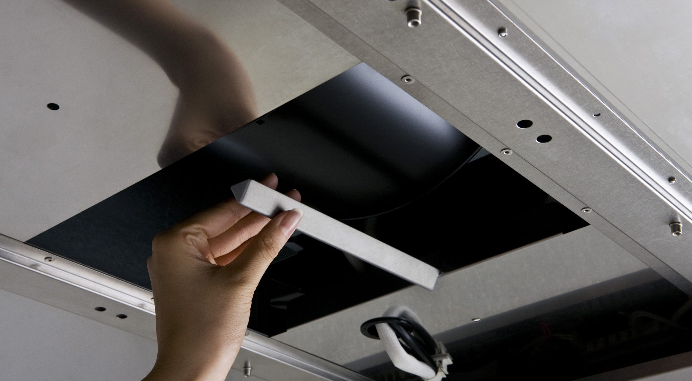 アイランドキッチンの換気扇を長持ちさせるお手入れ方法