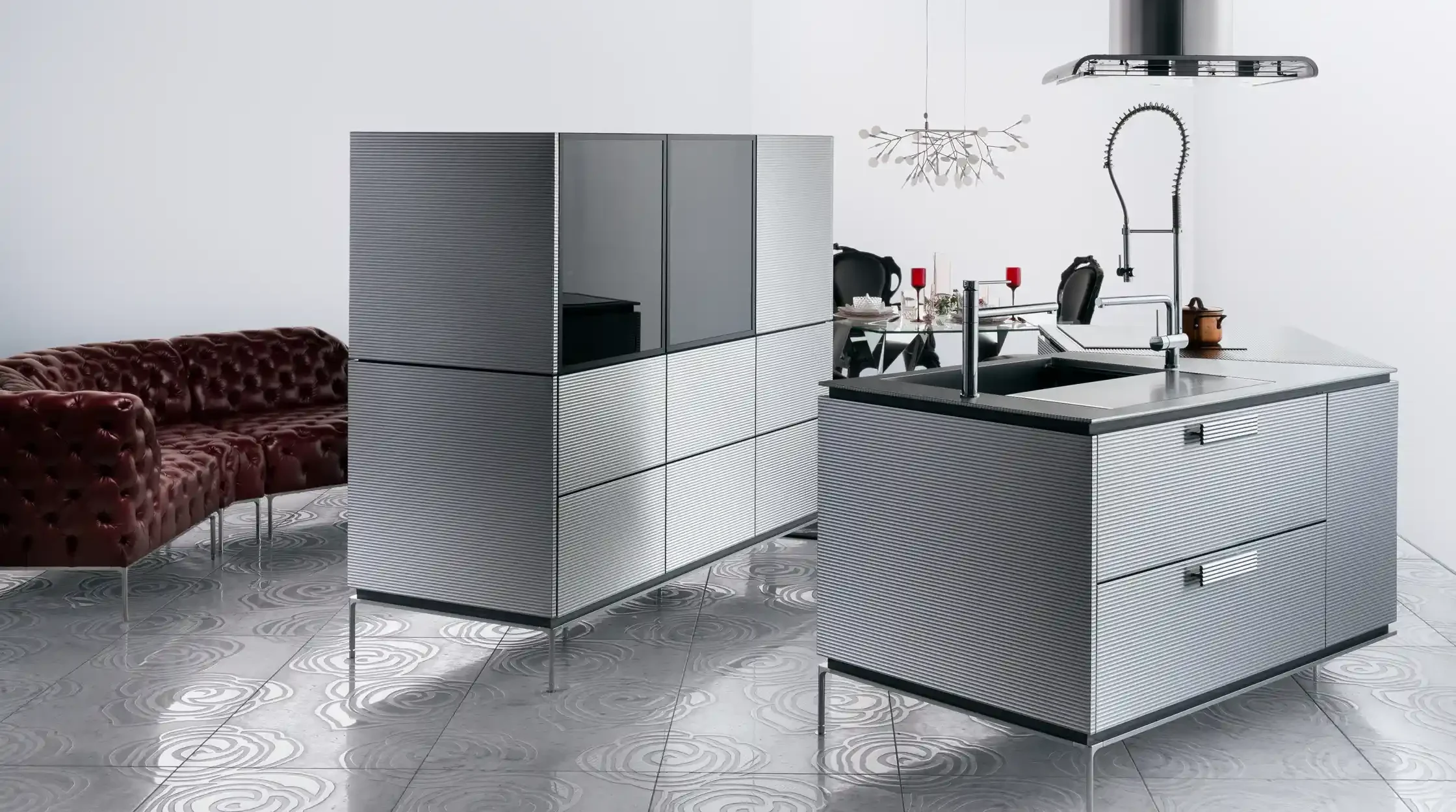 掃除後のきれいなステンレスキッチンの作業台