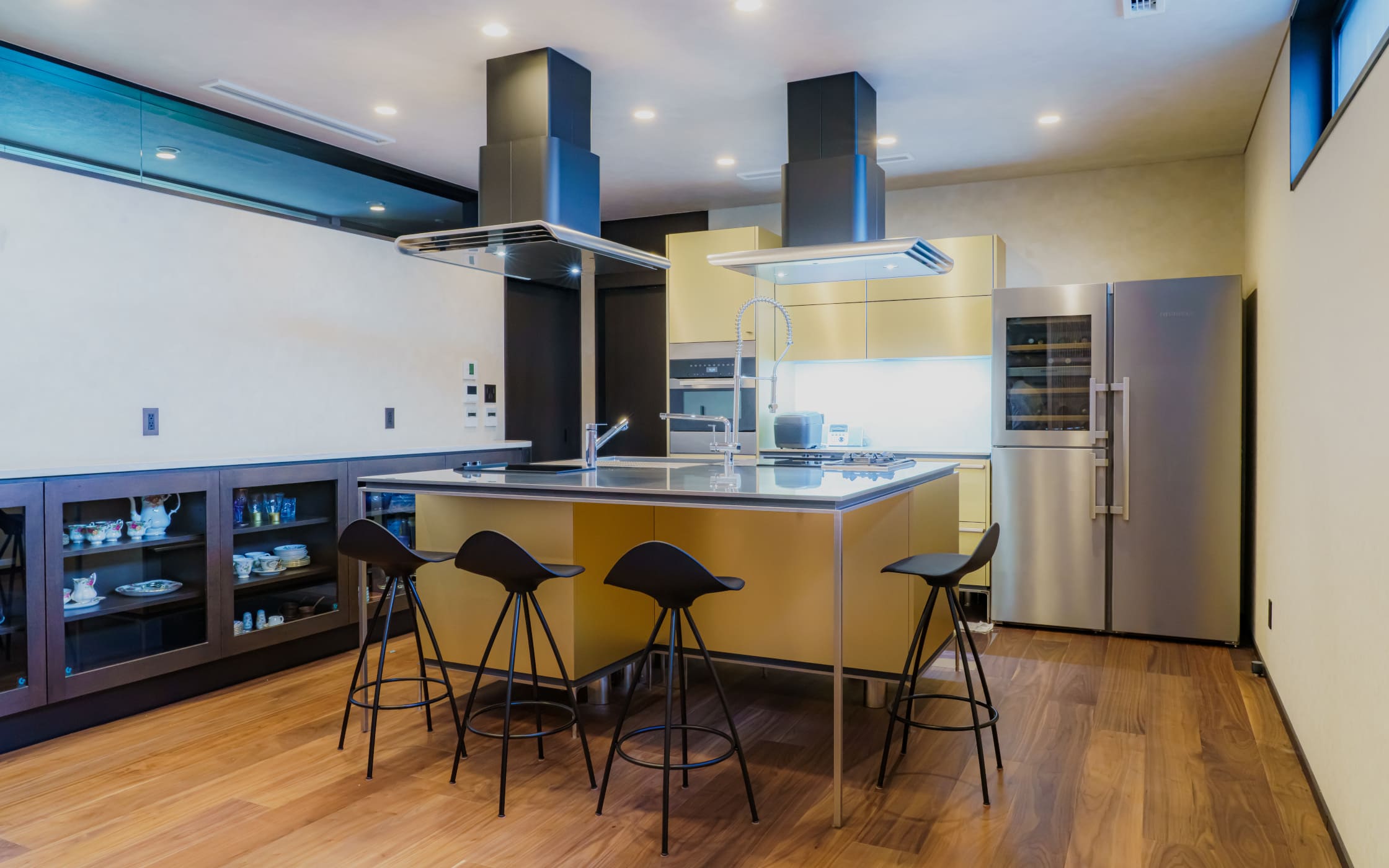 受け継いだ地に輝く、ゴールドのゼロ動線キッチン