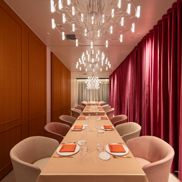 《実例紹介｜moooi コッペリア》新たなグランメゾンに舞うシャンデリア