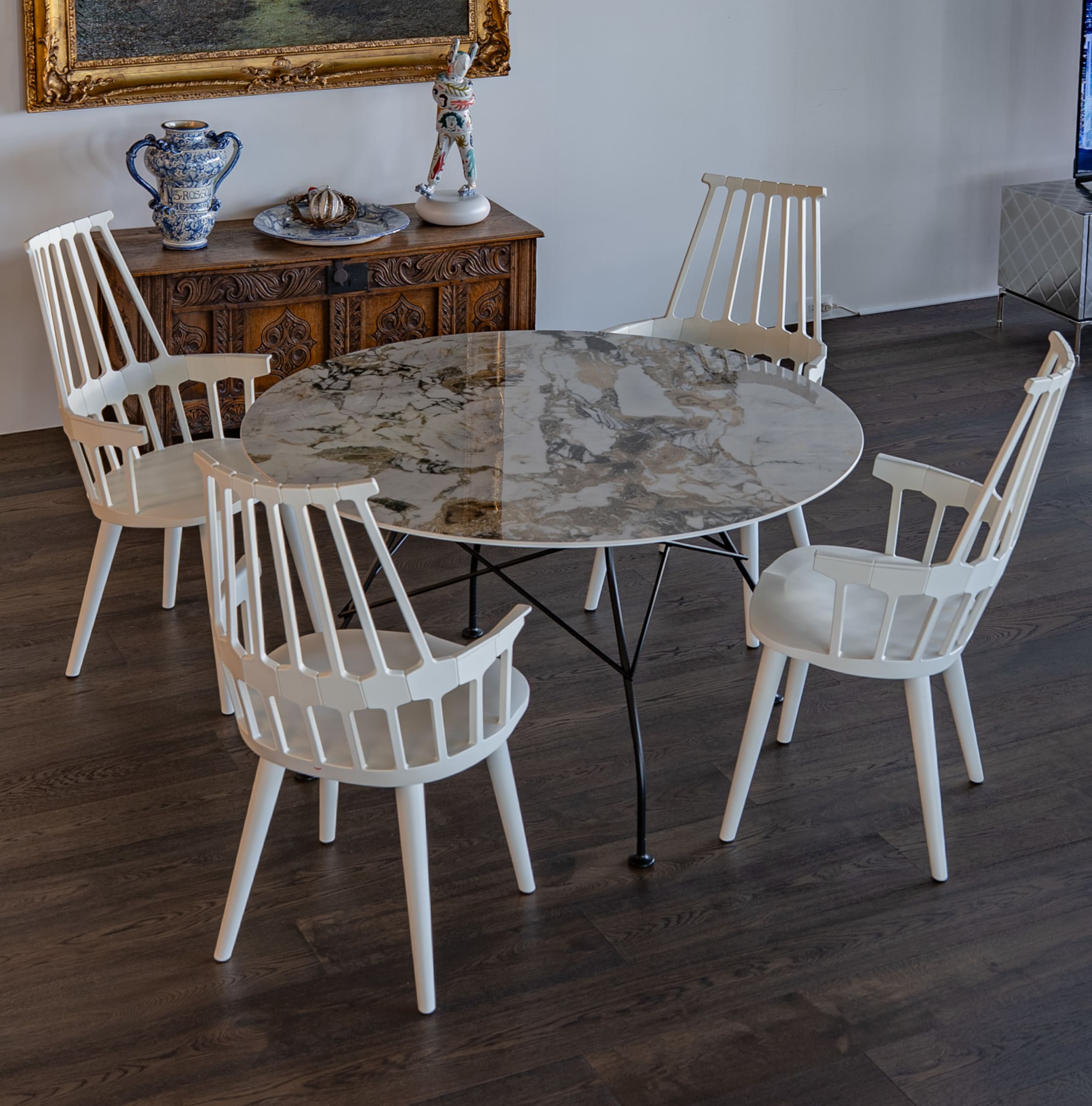 1. 伝統と革新が奏でる、エレガントな晩餐<br>グロッシーラウンド128ブラック脚 × カムバックチェア