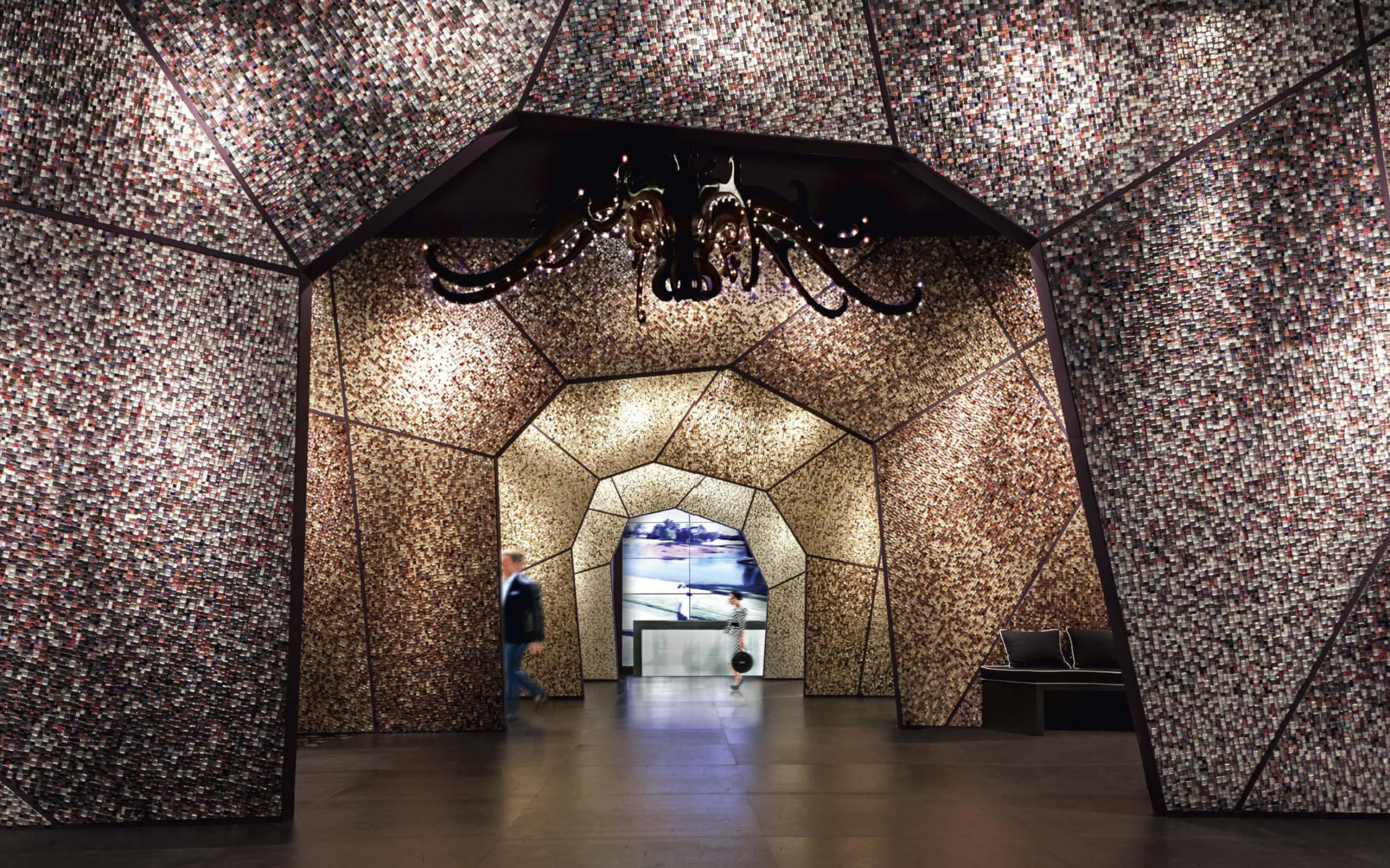 1. 立体美が生む圧倒的な存在感「ストラクチュラ 」