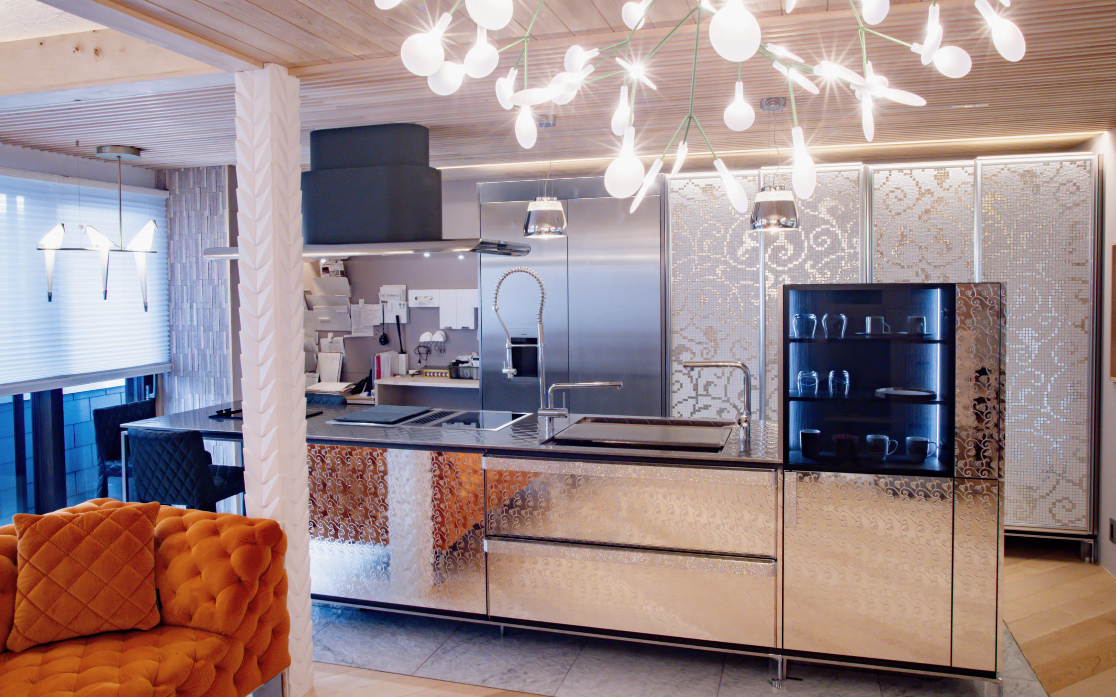 クリスタルとモザイクタイルが煌めくキッチン。<br>デザイナーの審美眼が息づくその場所に、家族の時間が重なっていく。