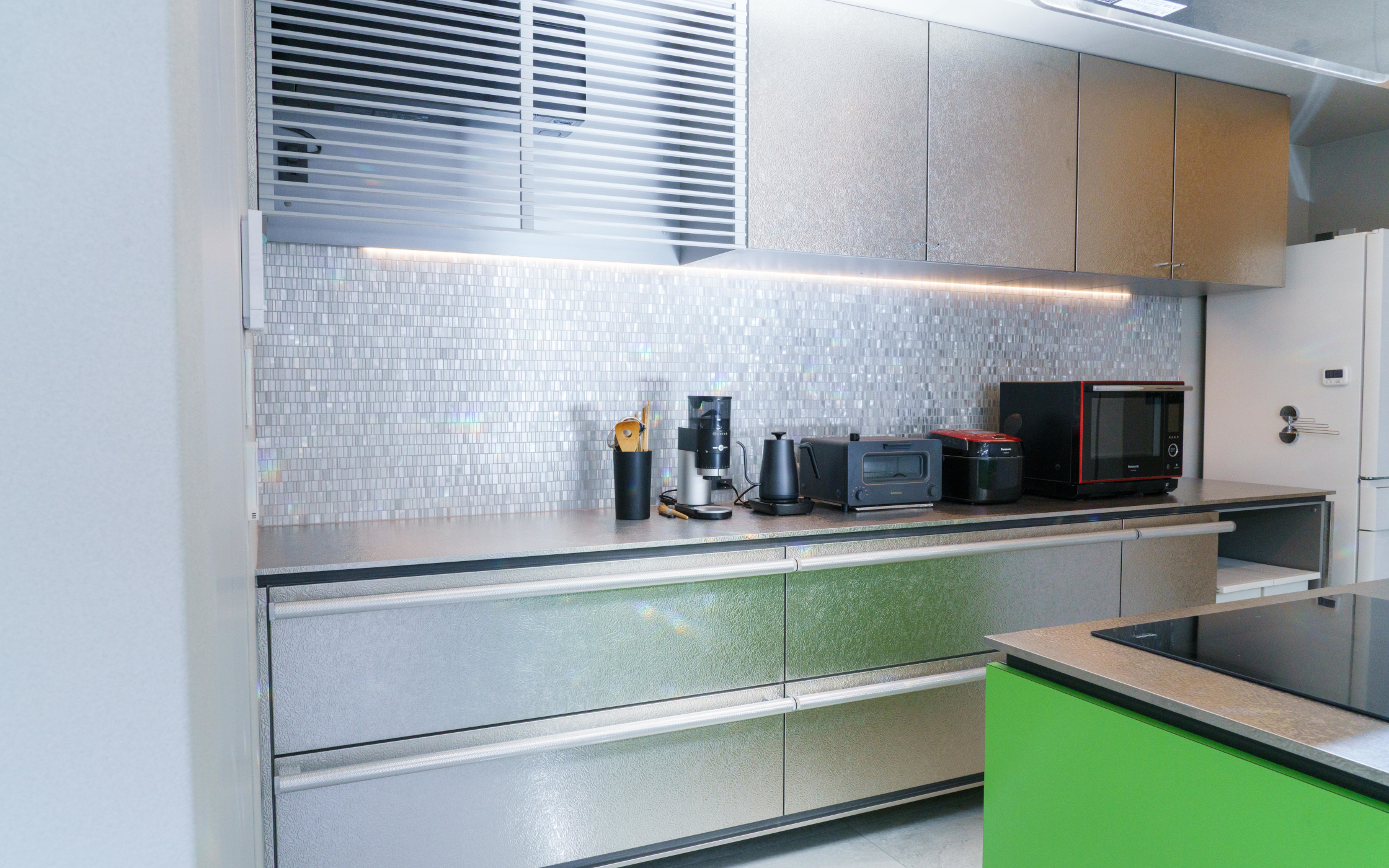 4.デザインを”敢えて外し”｜背面収納で空間にリズムをつくる