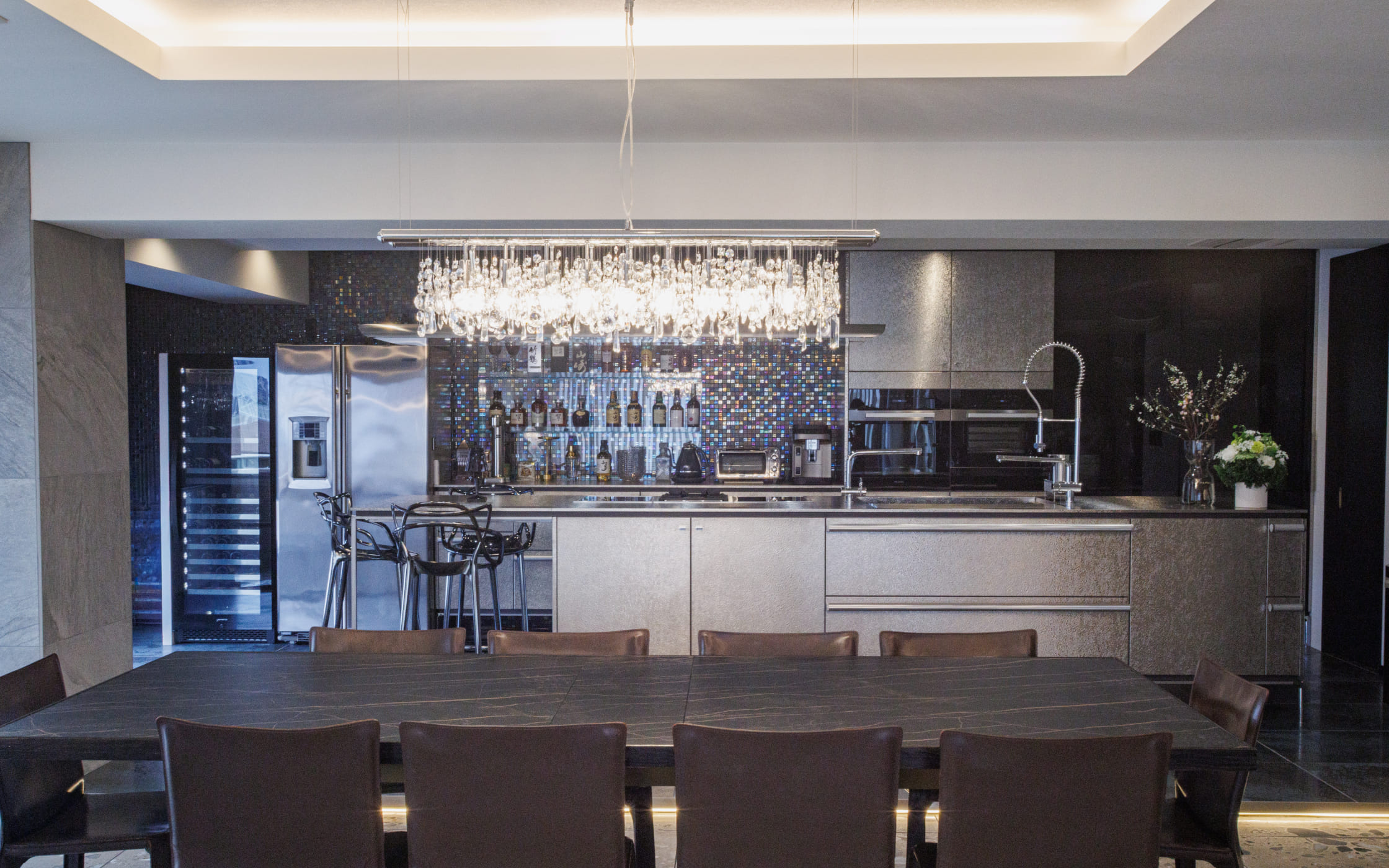 料理を楽しむご主人が選んだキッチン。<br> 料理を起点に、人が集い、時間を重ねる住まい。