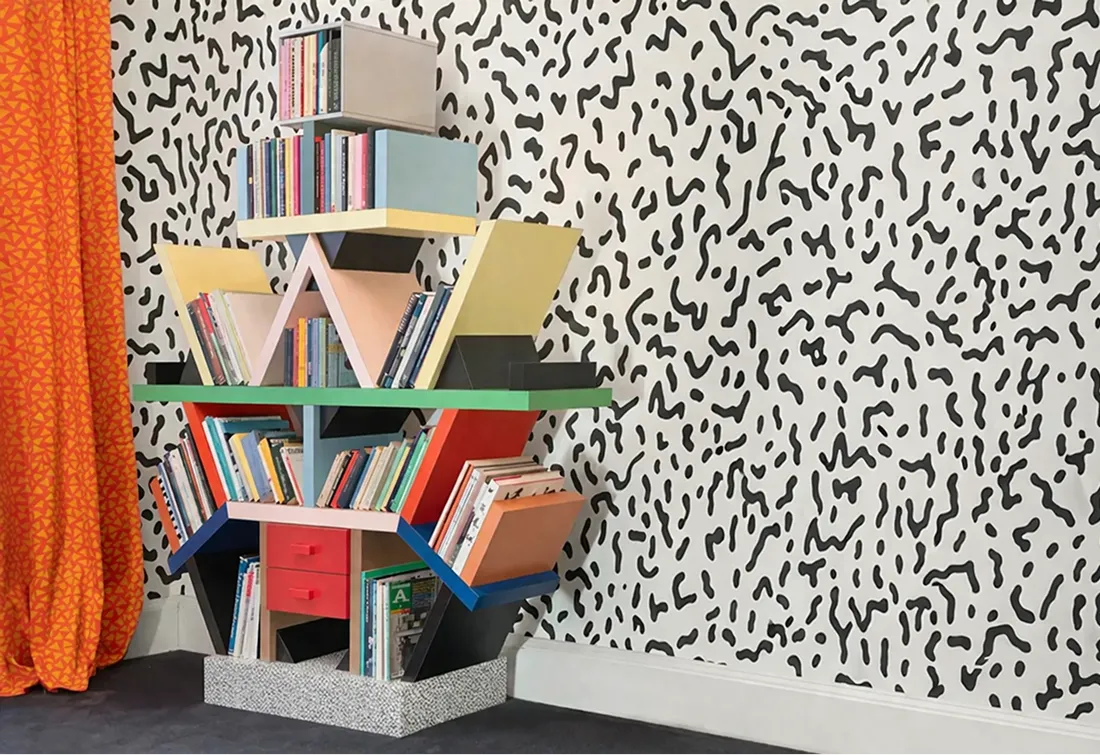 カールトン｜Carlton のベース部分に使われているバクテリオパターンが壁面を侵食している例