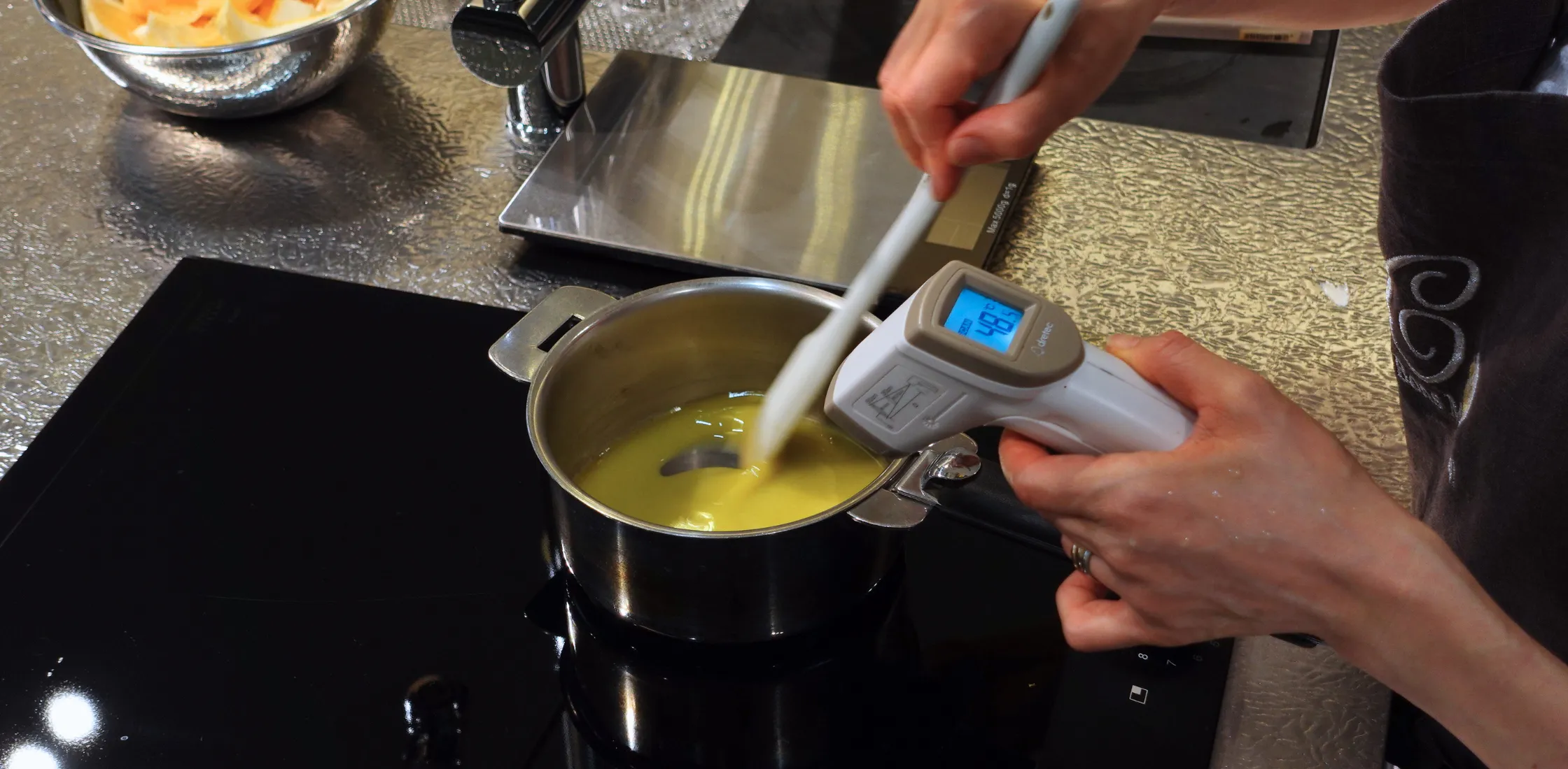 生地作り⑤無塩バターを40～50℃くらいに溶かす。