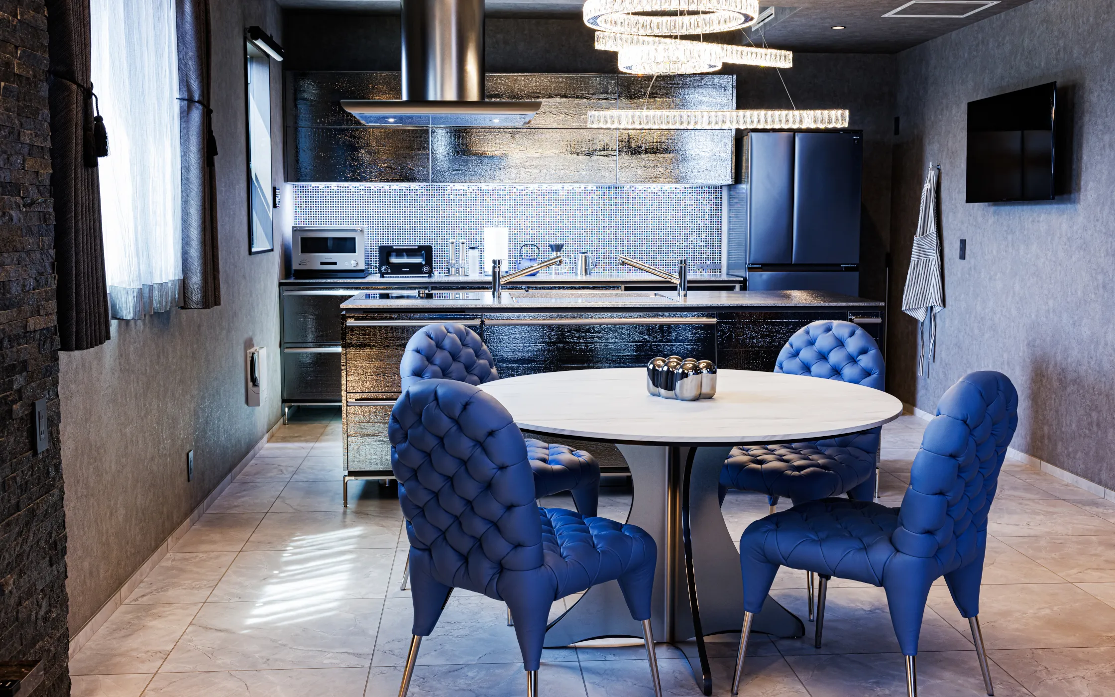 実例2：丸みと光が空間を繋ぐ、アイランドキッチンとの一体感