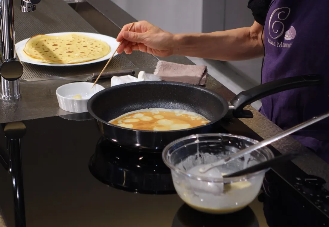 生地を焼く、ひっくり返す