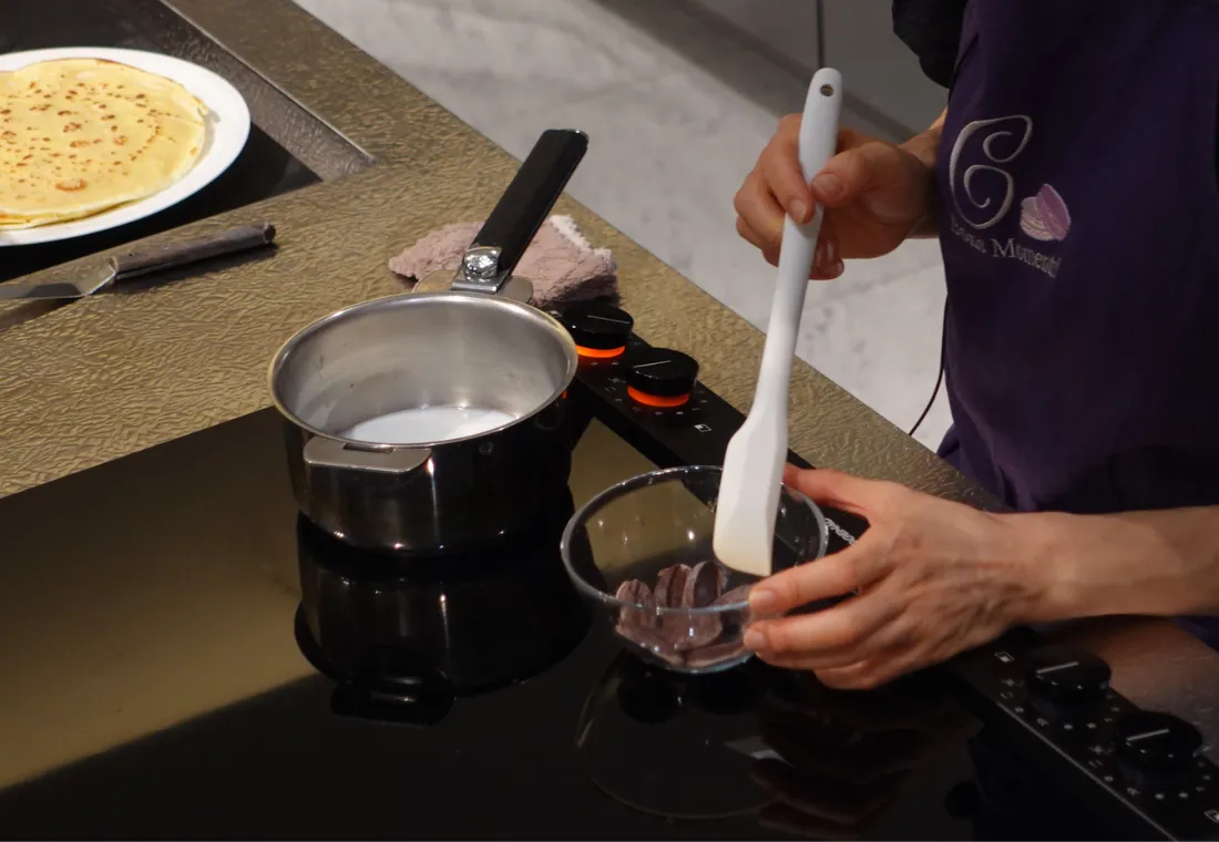 チョコレートソース作り、チョコと牛乳を温める